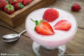 草莓酸奶