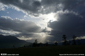 阳光下的卓尔山