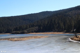 结冰的湖水