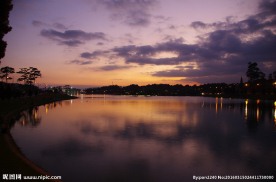 傍晚的湖面