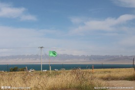 青海湖边沙漠