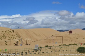 青海湖边沙漠