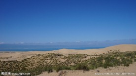 青海湖边沙漠