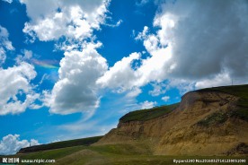 青海湖边的高山