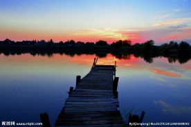 唯美黄昏山水倒影图片