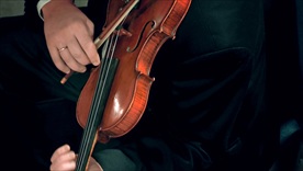 拉小提琴