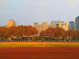 日暮下的校园操场