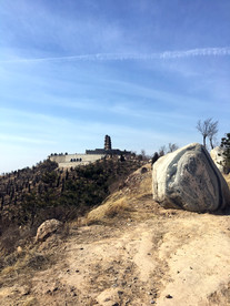 阳光下的凤山远景