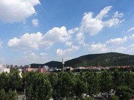 蓝天白云大山