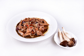 荷叶荔枝菌蒸乳鸽