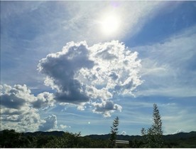 蓝天白云阳光远山