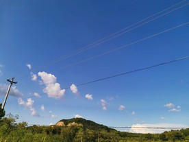蓝天白云远山