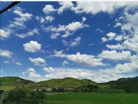 蓝天白云远山绿野