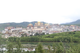 松赞林寺全貌图