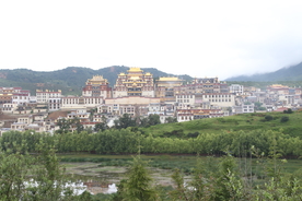 松赞林寺正面全景