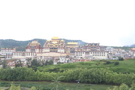 松赞林寺全景图