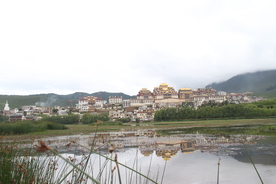 松赞林寺远景