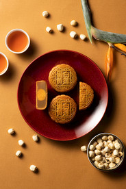 中秋节日莲子莲蓉月饼静物摄影图