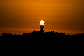 山顶日出人举着太阳