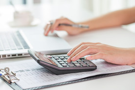 会计使用计算器特写