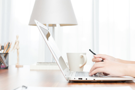 商务人士敲打键盘的手特写