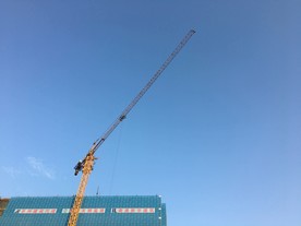 在建建筑楼和吊车