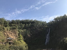 蓝天瀑布