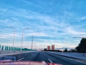 傍晚蓝天