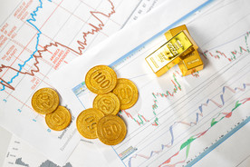 表格上放着金币与黄金