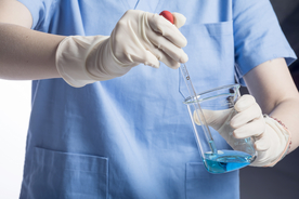 医护人员在作医疗实验