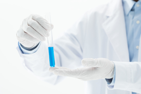 医疗人员观察试管