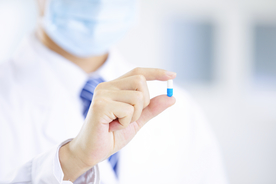 医生手拿药特写