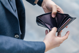 商务人士手中的空钱包