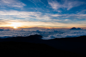 山顶眺望的朝霞和富士山