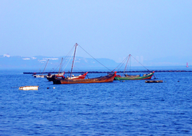 大连海岸渔船