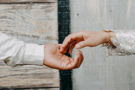 握手牵手礼仪沟通行为图片