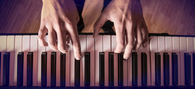 弹钢琴