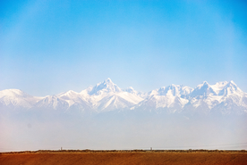 沙漠戈壁雪山图片