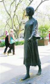 女青年雕塑