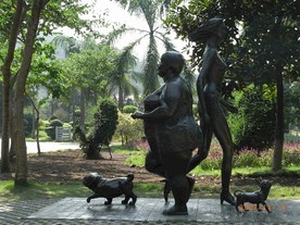 遛狗雕塑