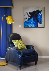 单椅 落地灯 挂画