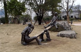 跷跷板雕塑