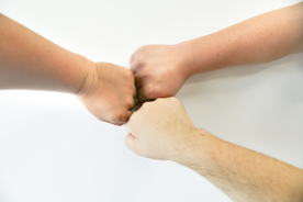 握手鼓掌抱拳礼仪行为图片