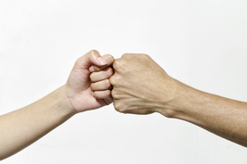 握手鼓掌抱拳礼仪行为图片