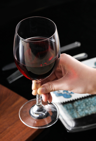 酒杯酒瓶水杯图片