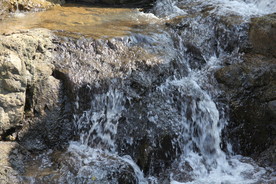 山间溪水流水图片