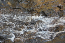 户外山间小溪流水图片