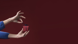 女性手持礼物盒高清摄影图片