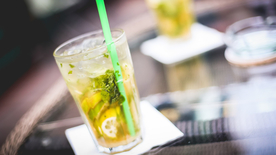 酒杯酒瓶水杯图片