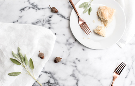 高级西餐大理石桌子刀叉摆盘